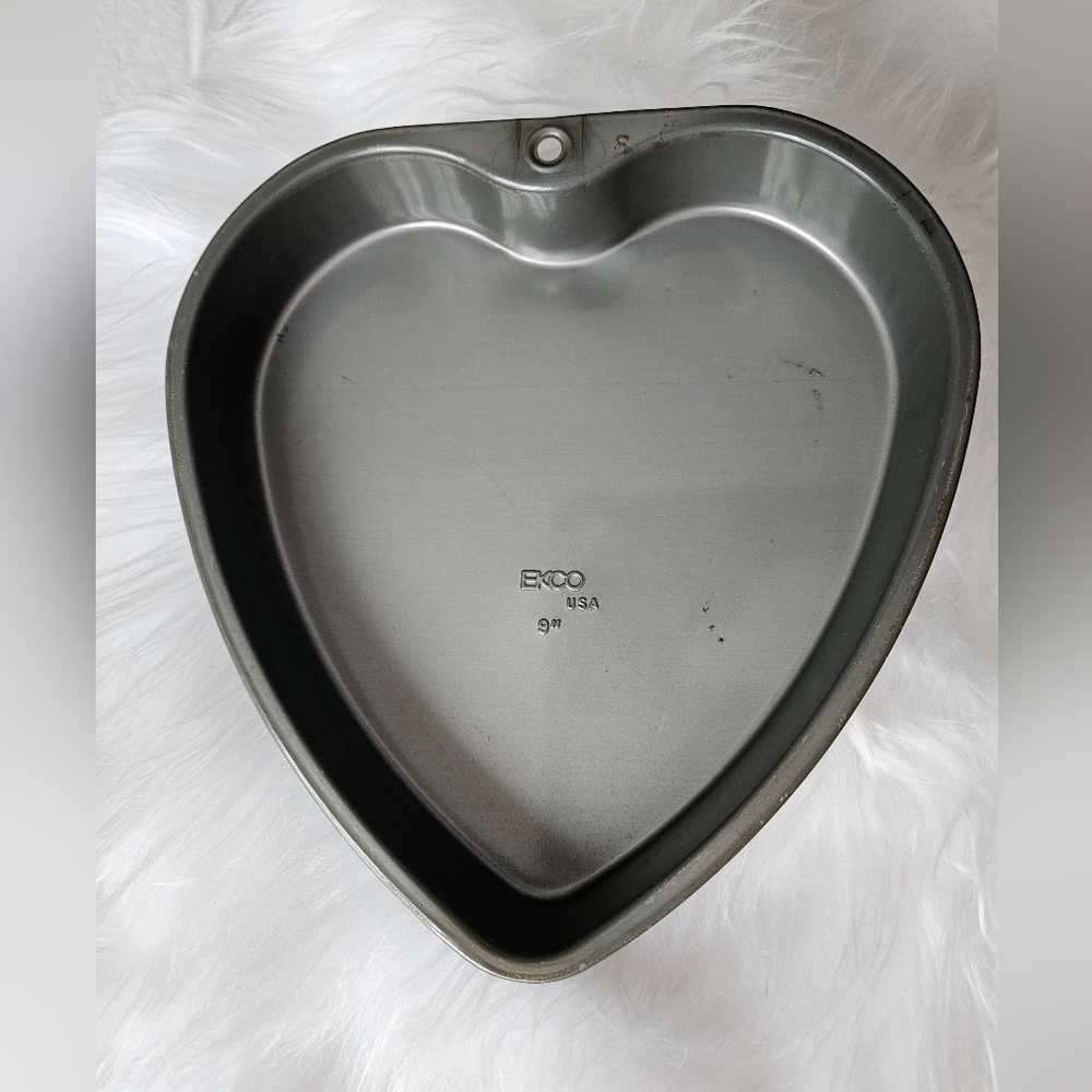 Ecco Heart-Shaped Bakeware in Gray